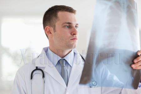 врач оценивает рентгеновский снимок